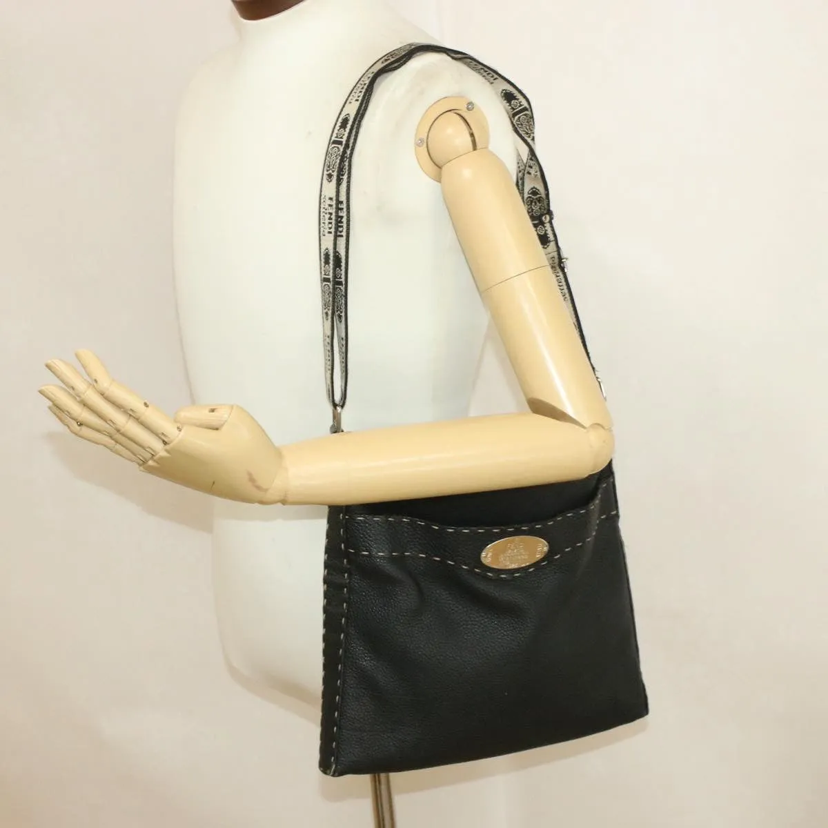 FENDI Shoulder Bag Leather Black  rd1013