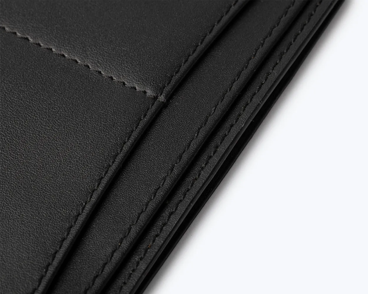 LEATHER PASSPORT HOLDER - THE ESSENTIAL COLLECTION