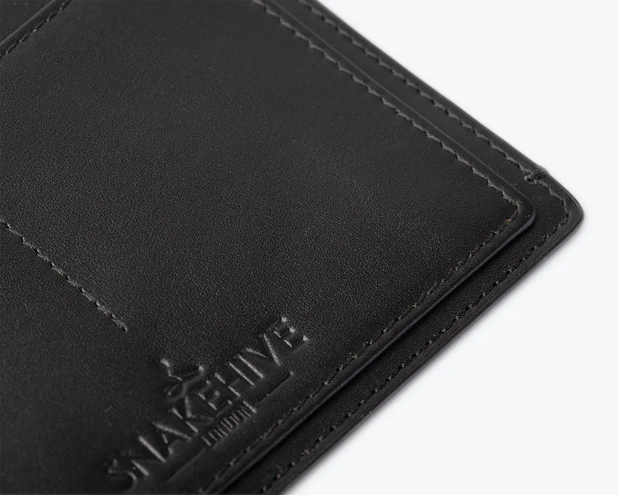 LEATHER PASSPORT HOLDER - THE ESSENTIAL COLLECTION